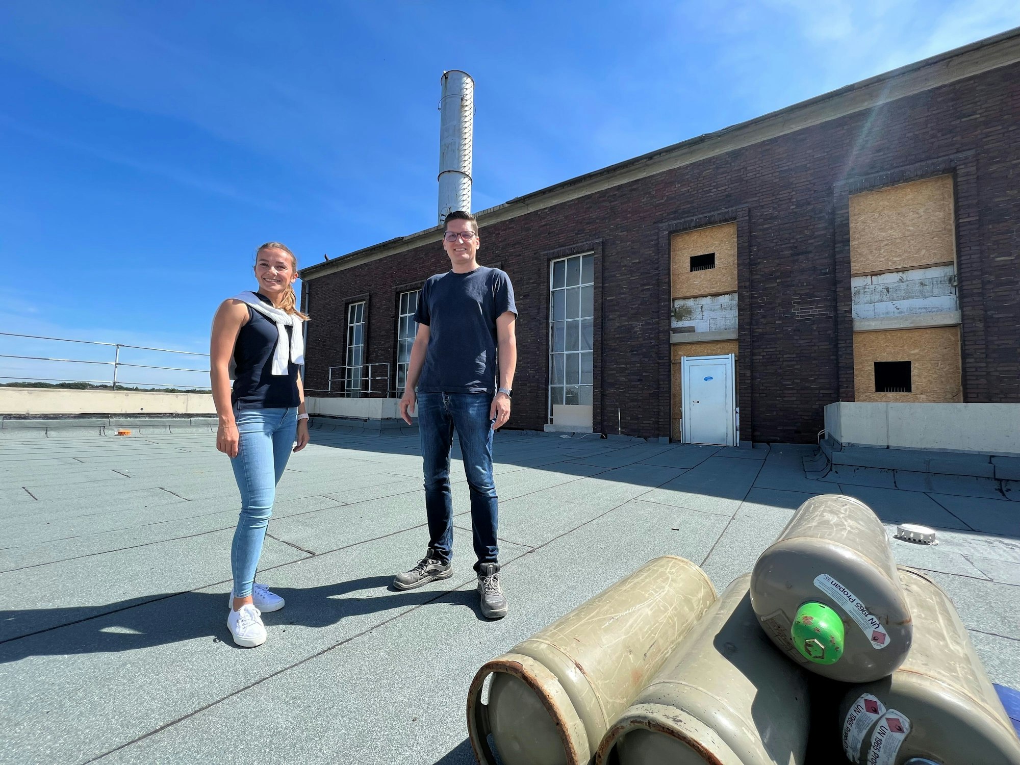 Projektleiterin Verena Göß und Geschäftsführer Guido Schürken von 4bricks, Juli 2022 auf der Terrasse des Kesselhauses in der Neuen Bahnstadt Opladen