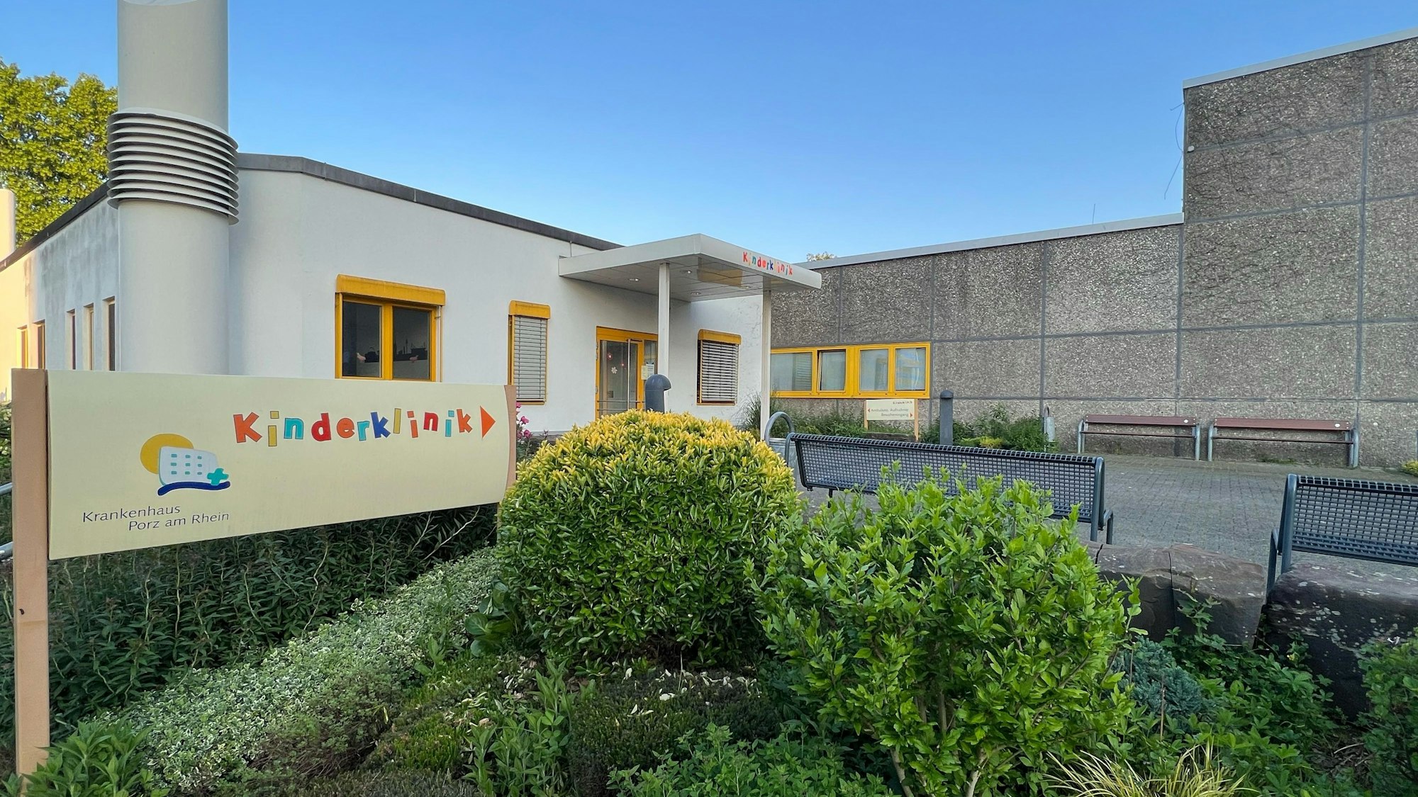 Die Kinderklinik am Porzer Krankenhaus von außen mit blauem Himmel.