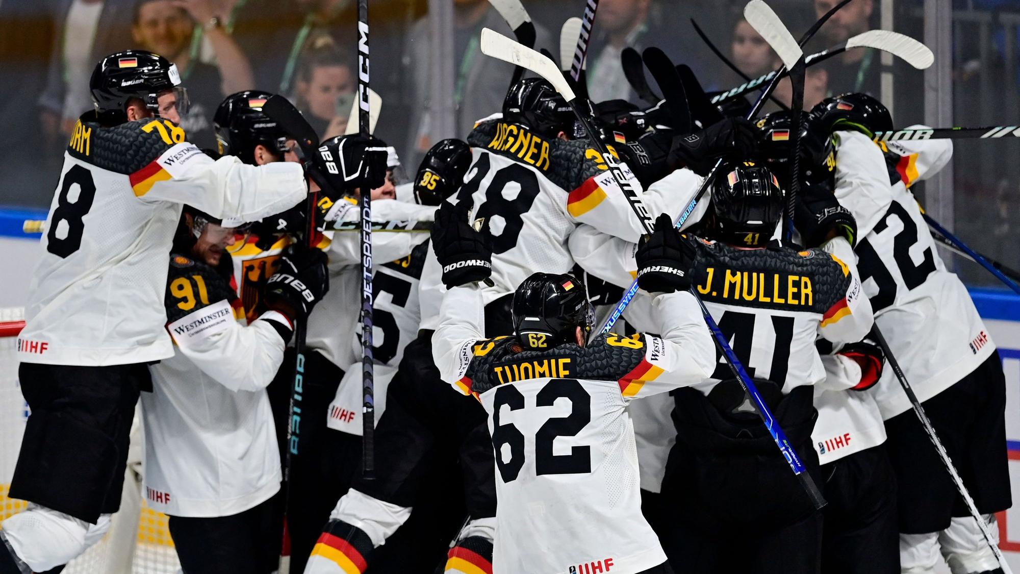 Das DEB-Team feiert den Einzug ins Halbfinale der Eishockey-WM