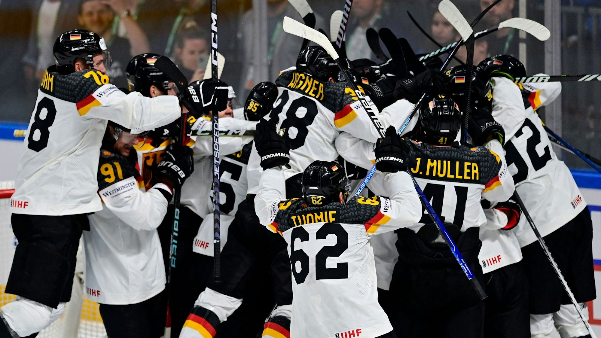 Das DEB-Team feiert den Einzug ins Halbfinale der Eishockey-WM