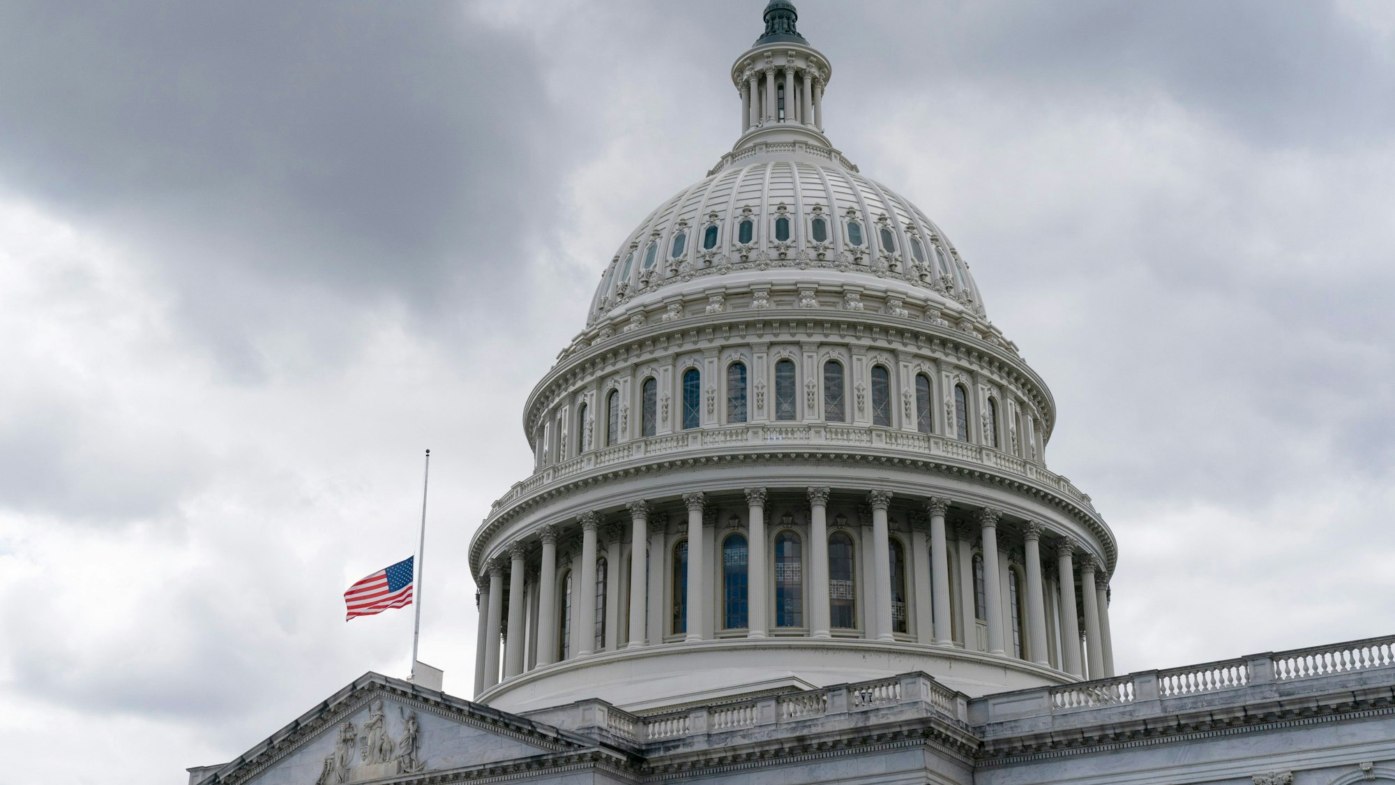 Die US-Flagge weht auf halbmast über dem US-Kapitol.