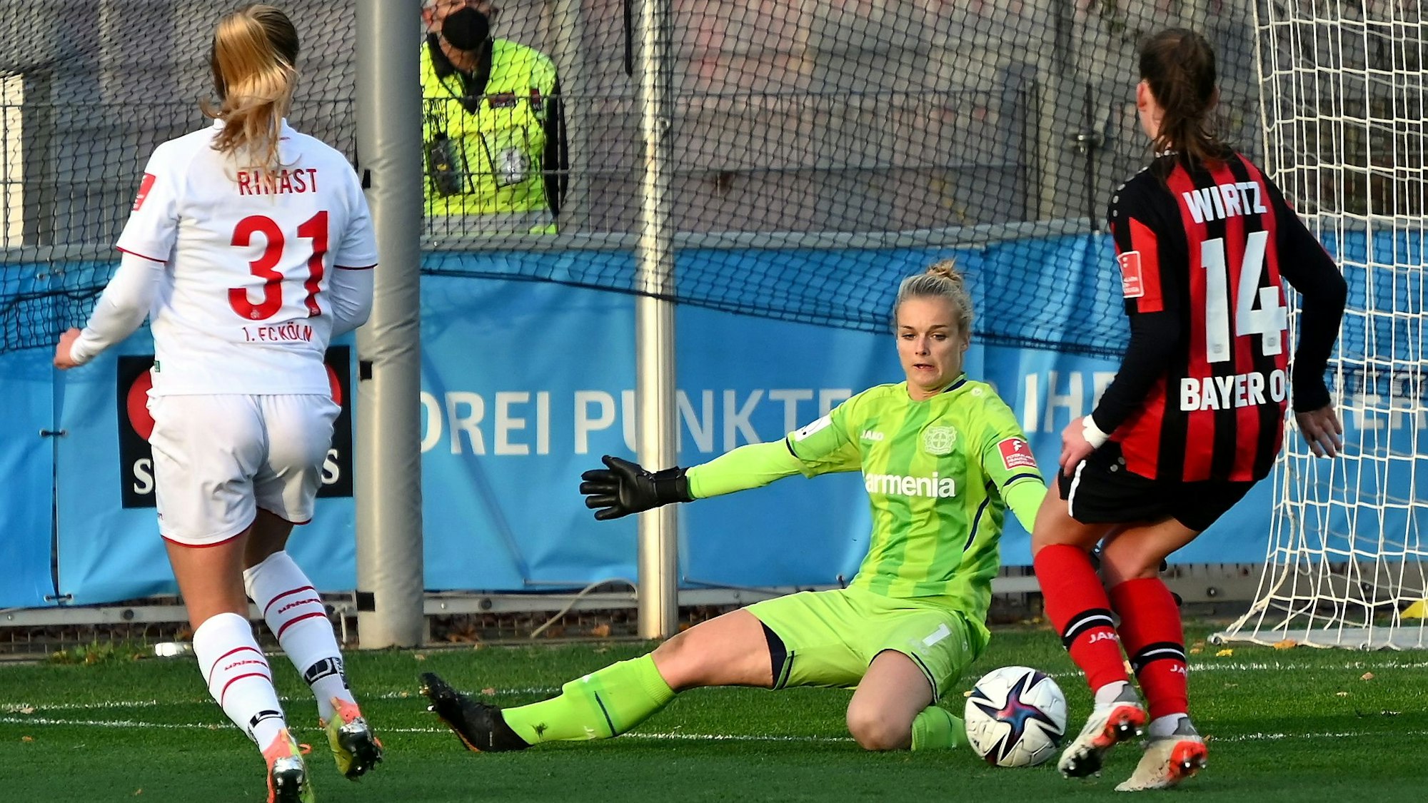 Fußball
Frauen
Bayer Leverkusen - 1.FC Köln
links: Rachel Rinast (Köln)
mitte: Anna Klink (Bayer)
Fopto: Uli Herhaus