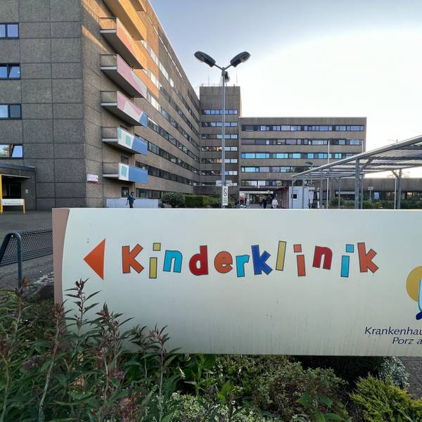 Schild zeigt den Weg zur Kinderklinik am Krankenhaus Porz.