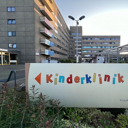 Schild zeigt den Weg zur Kinderklinik am Krankenhaus Porz.