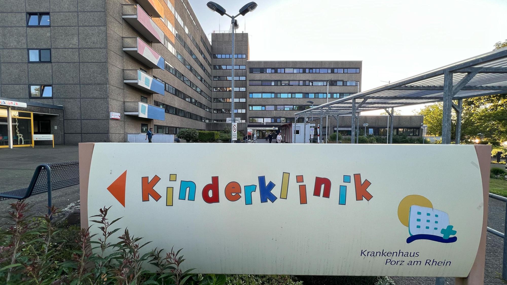 Schild zeigt den Weg zur Kinderklinik am Krankenhaus Porz.