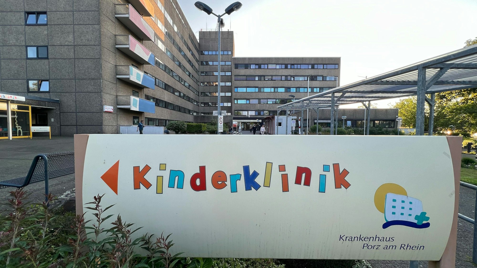 Schild zeigt den Weg zur Kinderklinik am Krankenhaus Porz.