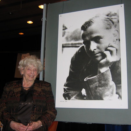 Anneliese Knoop-Graf, Schwester des von den Nazis ermordeten Willi Graf, vor einem Porträt ihres Bruders Willi Graf.