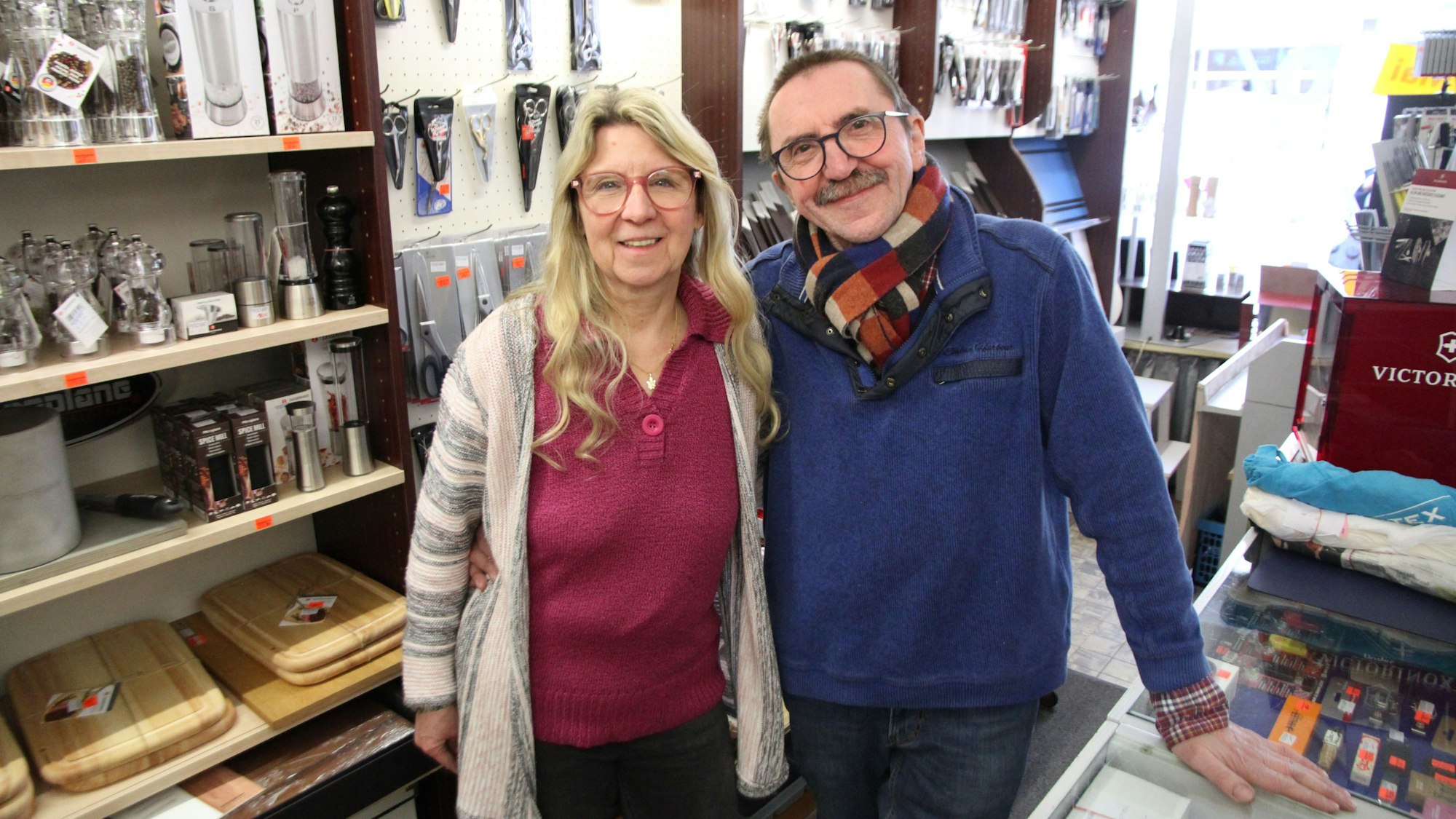 Messerschmiedemeister Günter Wolf schließt sein Geschäft an der Holzgasse in Siegburg, mit Ehefrau Iris Wolf (links).