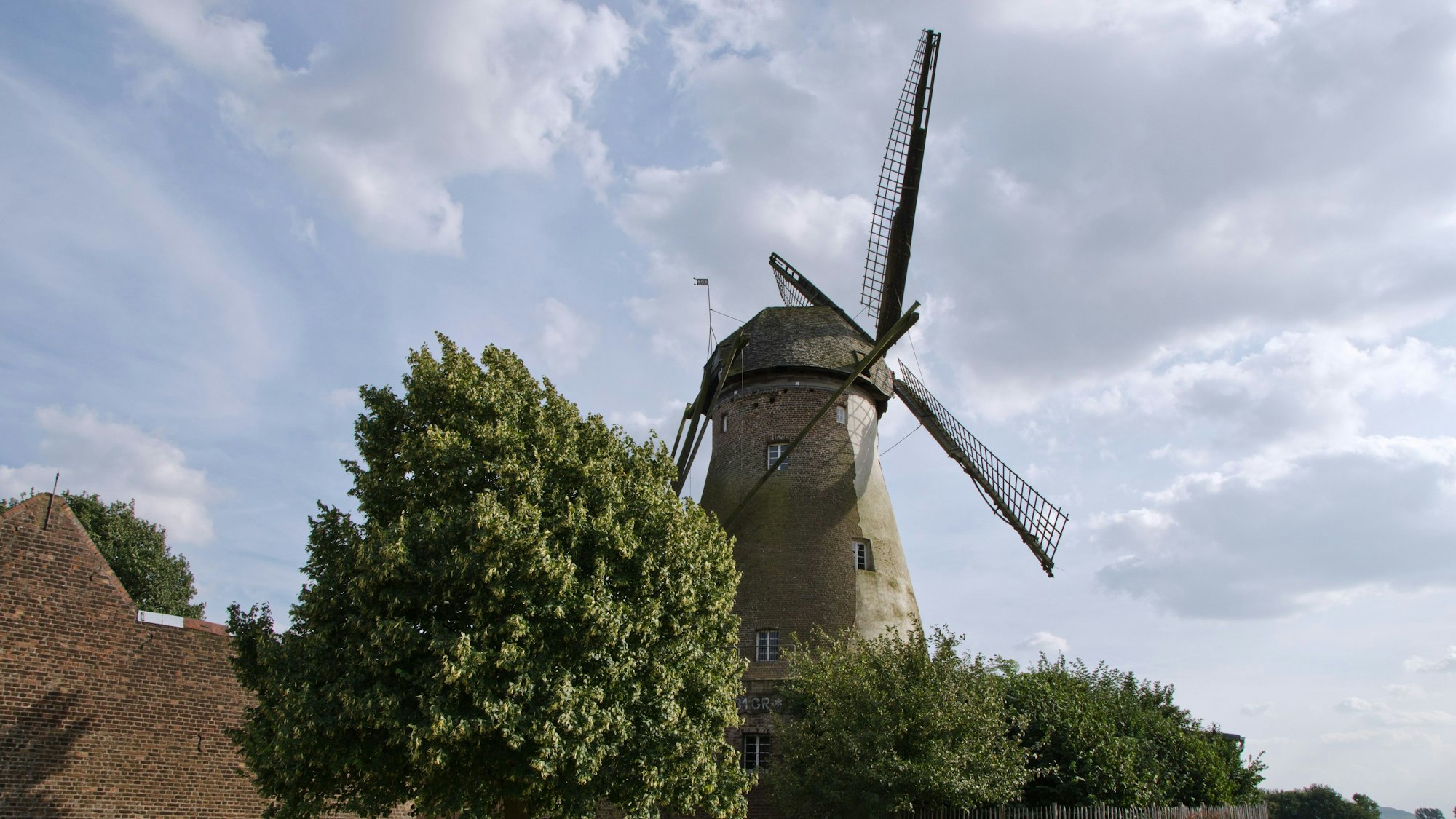 Die Grottenhertener Windmühle ist noch voll funktionstüchtig und wird bei gutem Wind am Mühlentag mahlen.