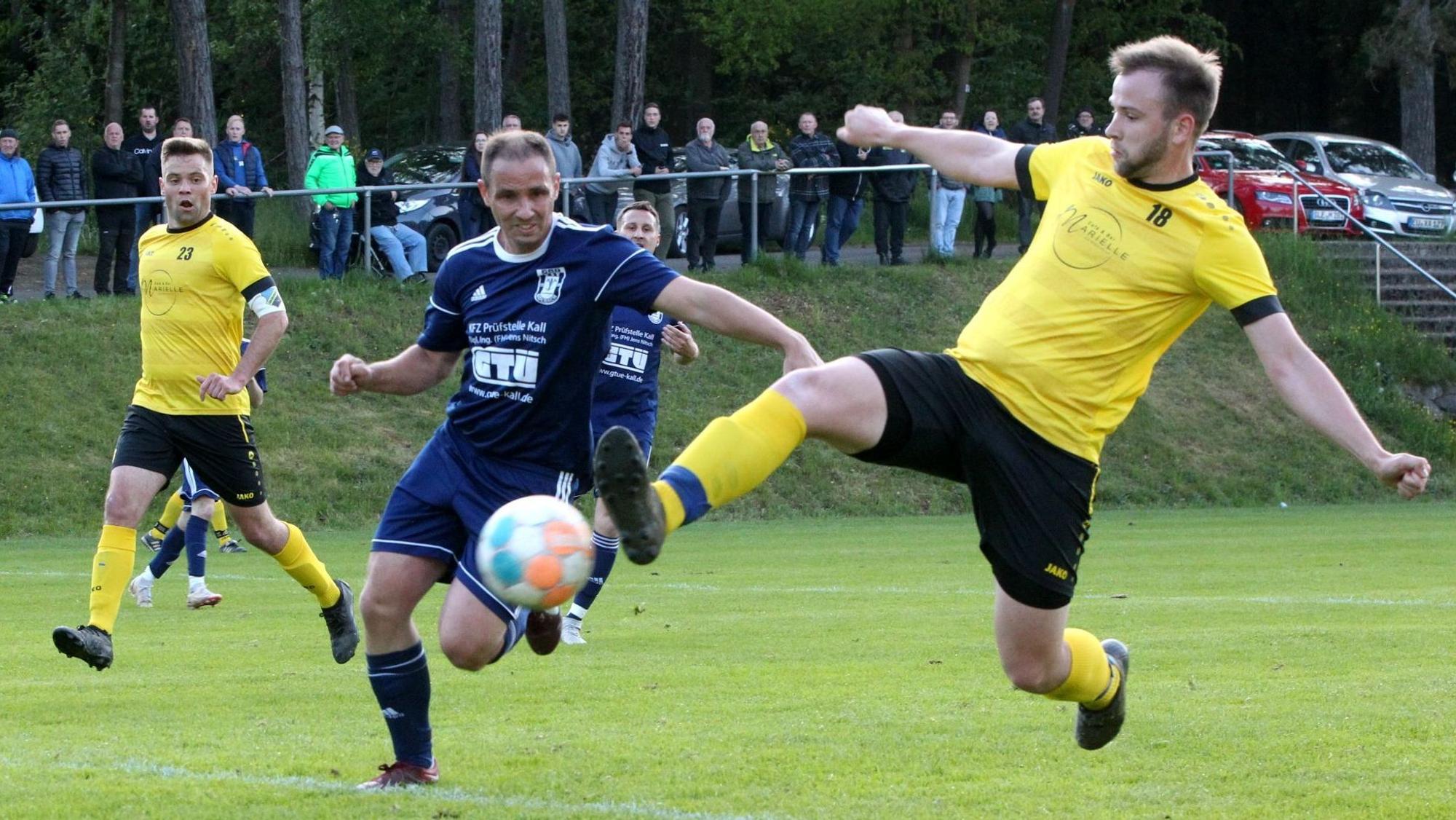 Mathias Diederichs im Zweikampf mit Christian Henk.