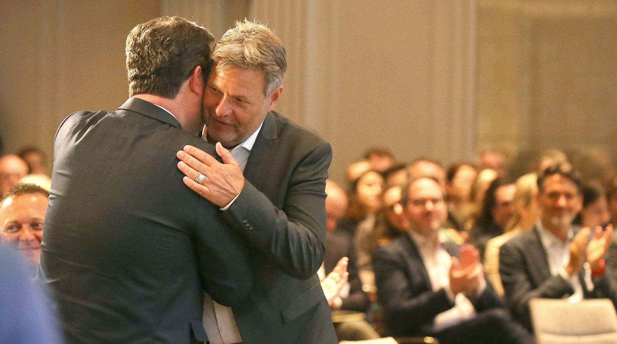 Robert Habeck (Bündnis 90/Die Grünen), Bundesminister für Wirtschaft und Klimaschutz, begrüßt Hubertus Heil (SPD, l.), Bundesarbeitsminister, beim 24. Tourismusgipfel des Bundesverbandes der Deutschen Tourismuswirtschaft (BTW) im Hotel Adlon.