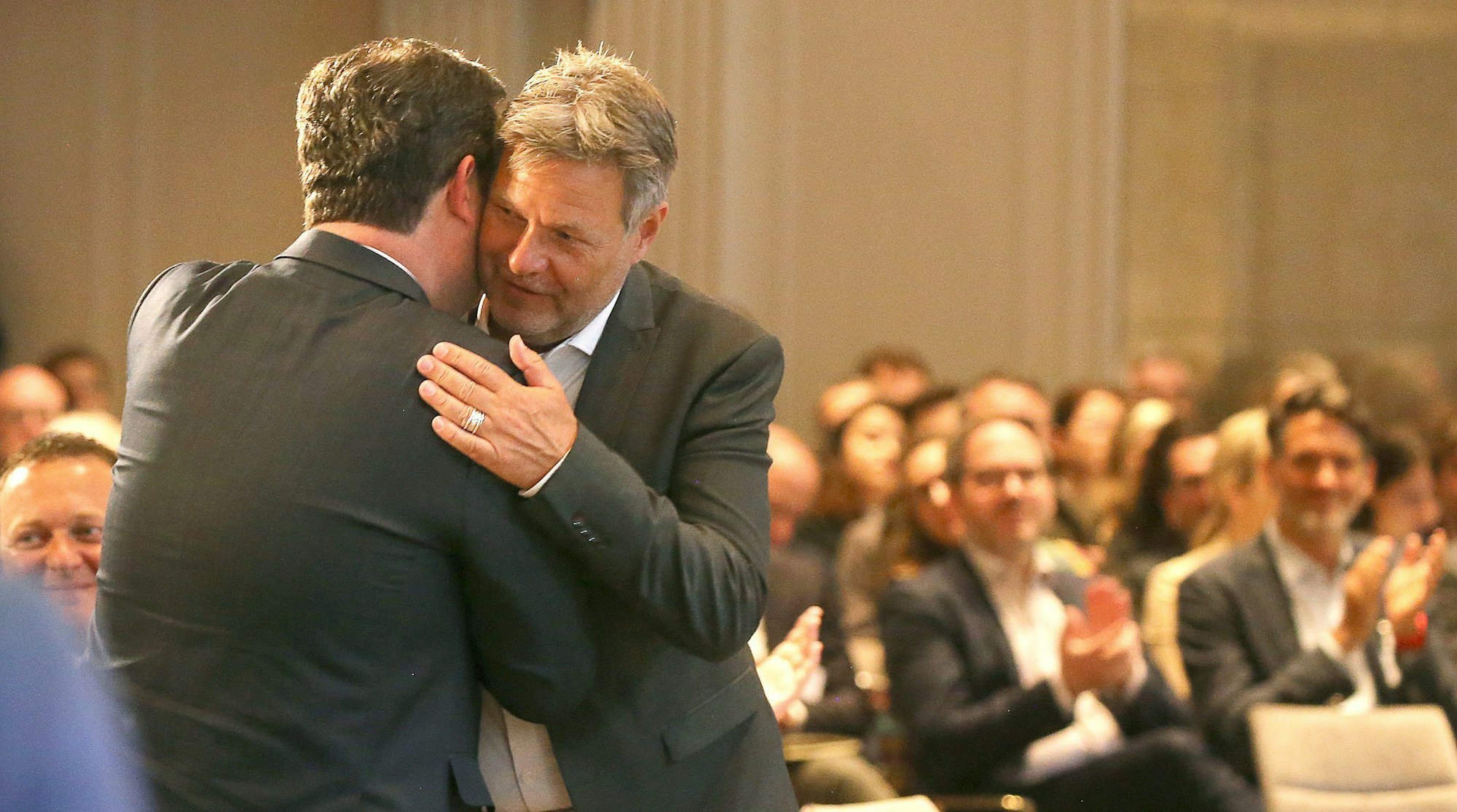 Robert Habeck (Bündnis 90/Die Grünen), Bundesminister für Wirtschaft und Klimaschutz, begrüßt Hubertus Heil (SPD, l.), Bundesarbeitsminister, beim 24. Tourismusgipfel des Bundesverbandes der Deutschen Tourismuswirtschaft (BTW) im Hotel Adlon.