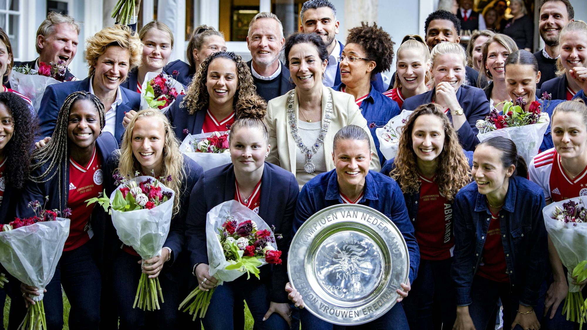 Spielerinnen von Ajax Amsterdam halten die niederländische Meisterschale bei einem Treffen mit der Amsterdamer Bürgermeisterin Femke Halsema und dem Stadtrat sowie Sportbeauftragten Sofyan Mbarki. Die Frauenmannschaft von Ajax Amsterdam hat das erste Mal seit 2018 wieder den Titel holen können.