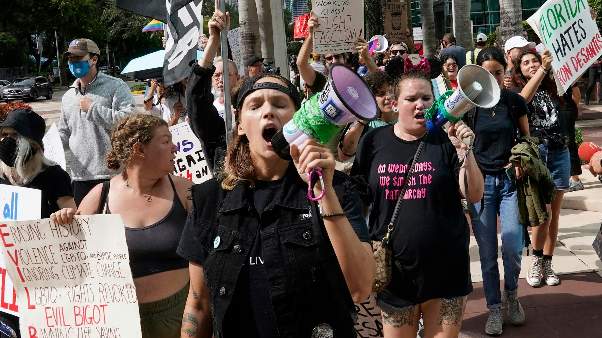 Protestierende gegen Ron DeSantis in Florida