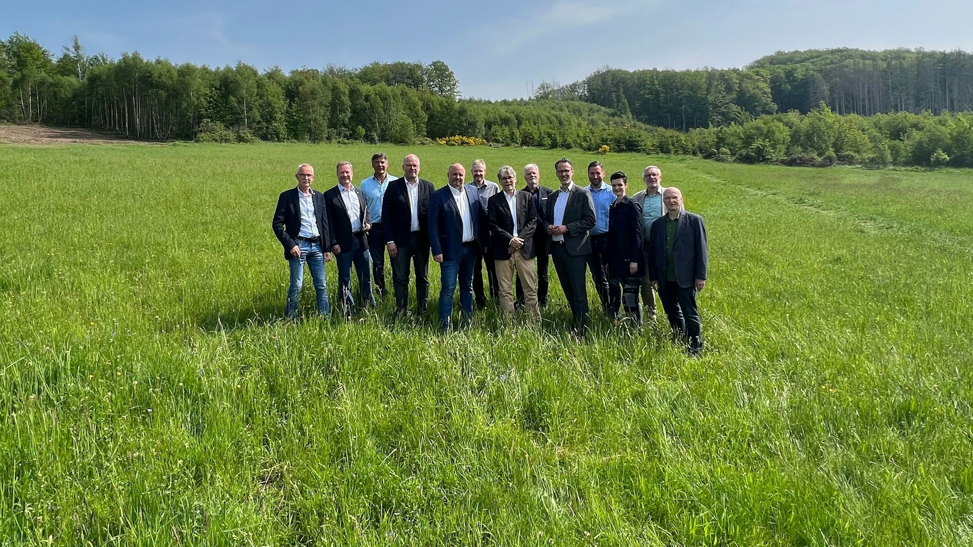 Auf dieser Wiese soll die Klimaschutzsiedlung mit 36 Einfamilienhäusern entstehen. Der Quadratmeterpreis liegt bei 260 Euro.