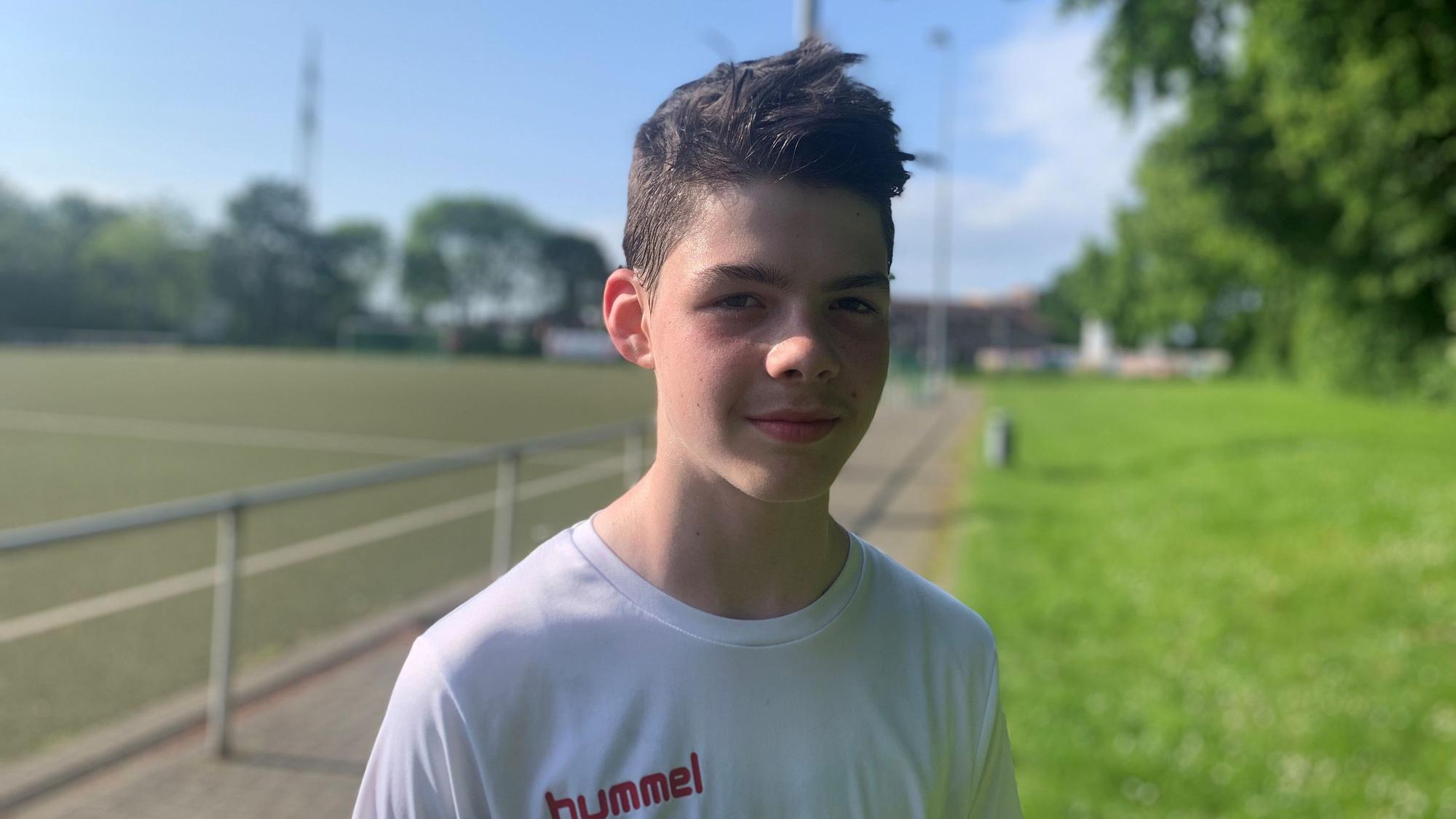 Lugh Figueiredo auf dem Sportplatz der ÖSG Viktoria in Dortmund.
