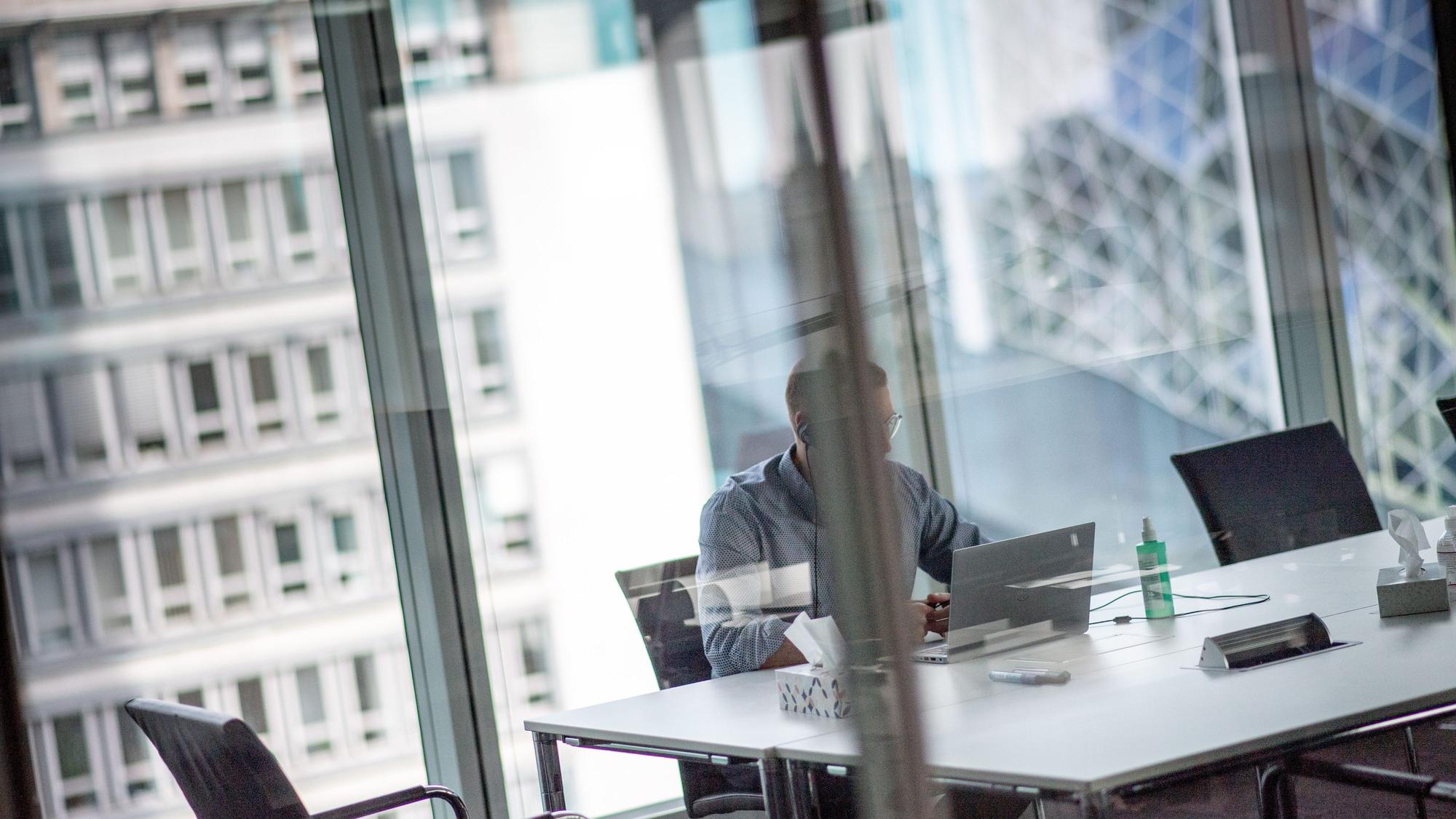 ARCHIV - Datenschutzproblematik von KI: Wenn man ChatGPT im Arbeitsalltag nutzt, darf man nie sensible Daten weitergeben. Foto: Zacharie Scheurer/dpa-tmn - Honorarfrei nur für Bezieher des dpa-Themendienstes +++ dpa-Themendienst +++