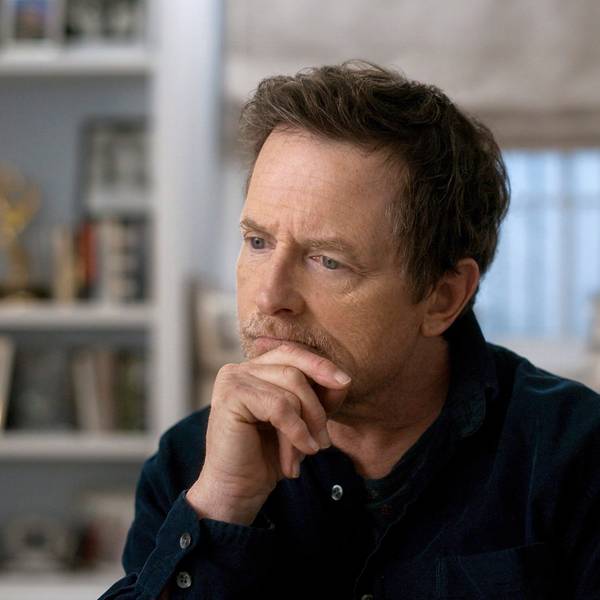 Michael J. Fox blickt nachdenklich in einer Szene der Doku "Still"