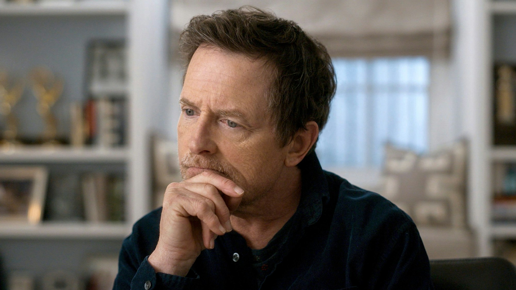 Michael J. Fox blickt nachdenklich in einer Szene der Doku "Still"