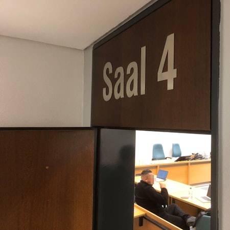 Ein Mann sitzt in einem Saal des Amtsgerichts Leverkusen.