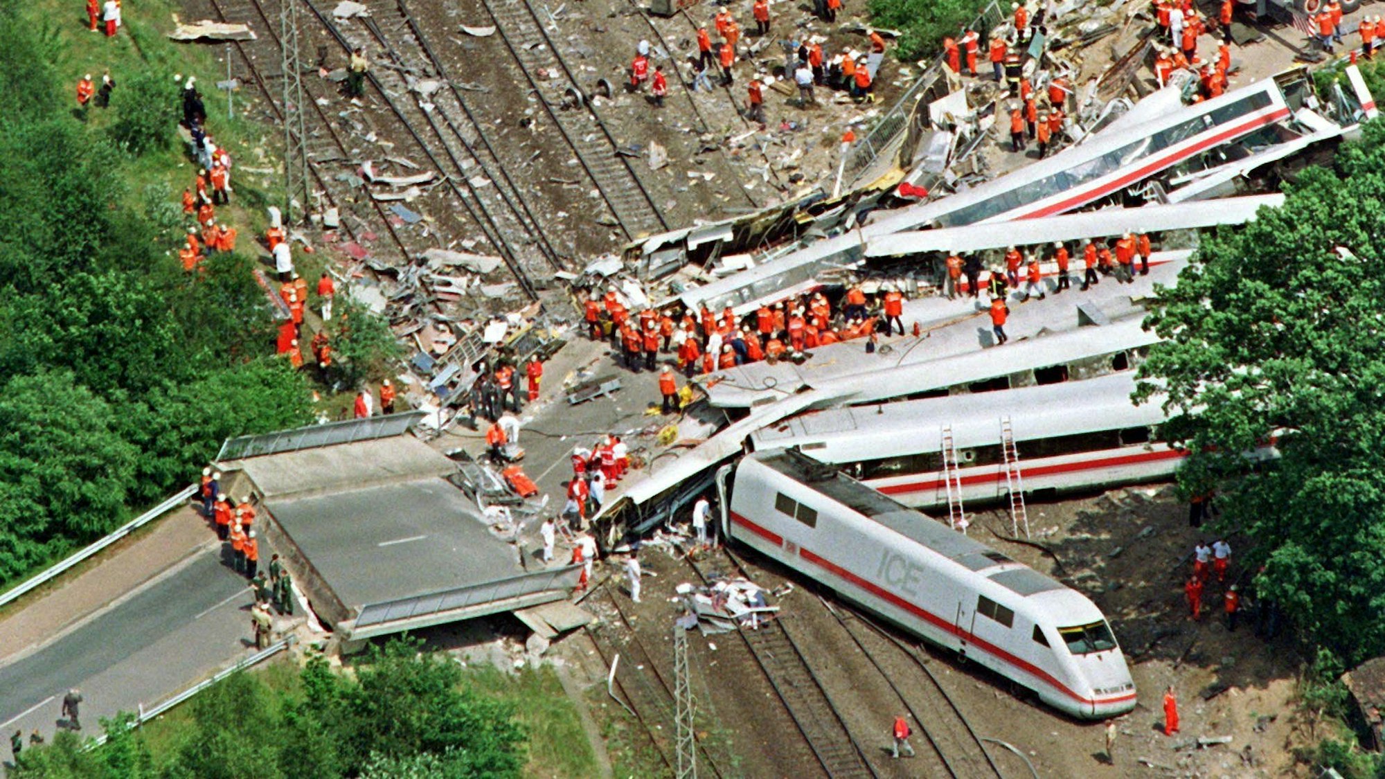 Ein Luftbild zeigt das Ausmaß der Verwüstung durch das ICE-Zugunglück in Eschede bei Celle.