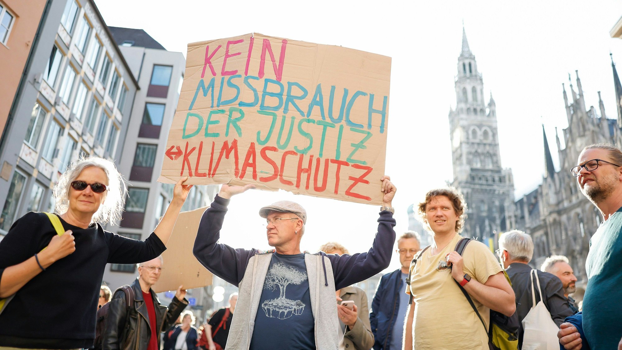 Ein Protestmarsch der Letzten Generation und anderer Klimaschützer nach der Razzia gegen Mitglieder der Klimagruppe in München.