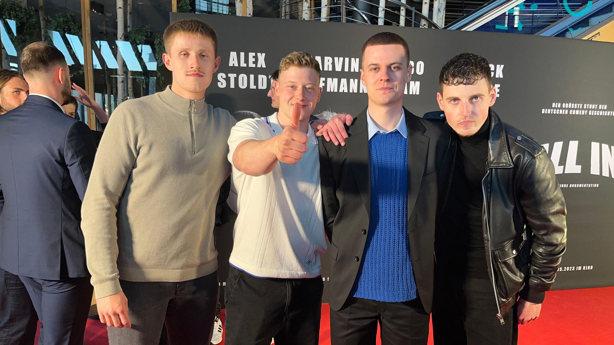 Yorick Thiede, Marvin Hoffmann, Alex Stoldt und Sebo Sam (v.l.) alias die „4 Feinde“ auf dem Roten Teppich im Cinedom.