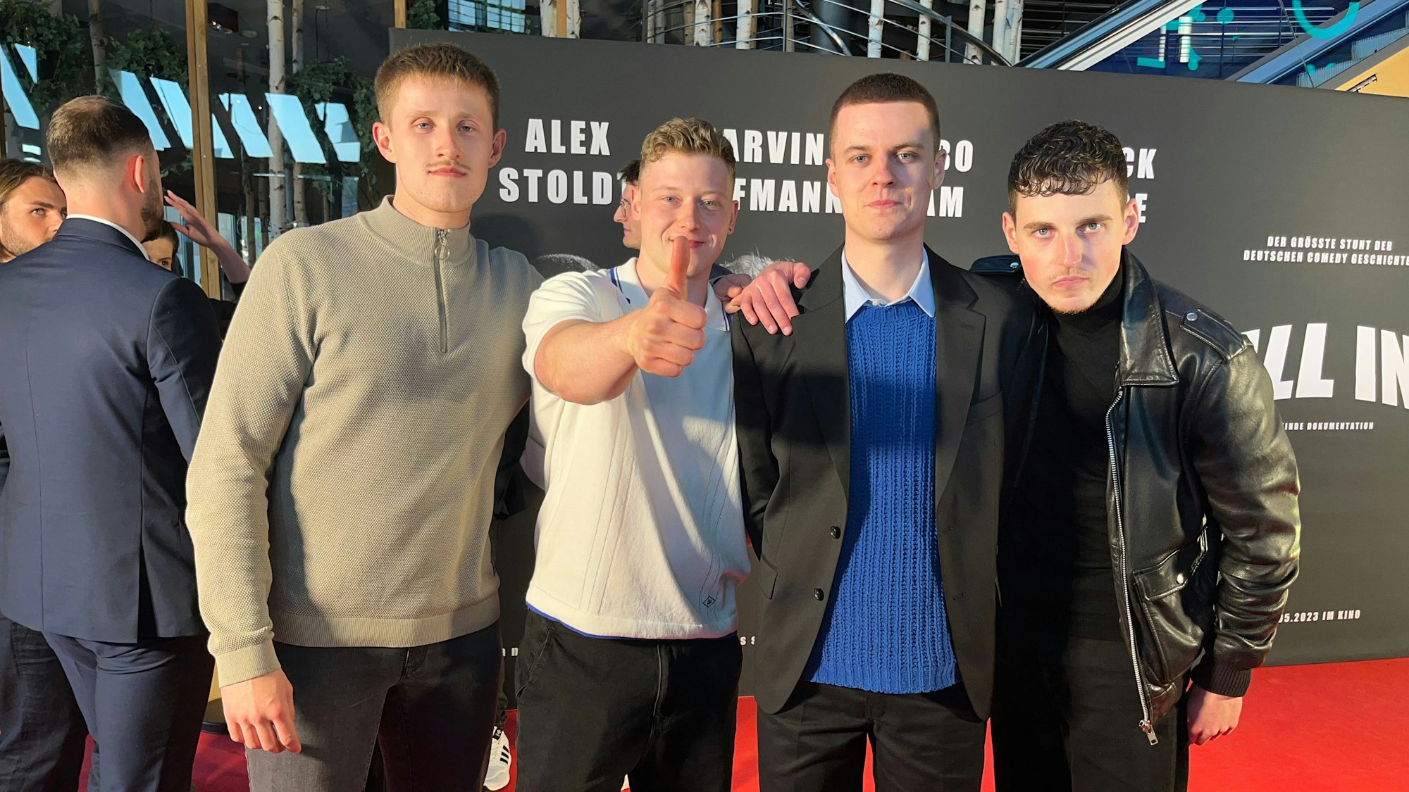 Yorick Thiede, Marvin Hoffmann, Alex Stoldt und Sebo Sam (v.l.) alias die „4 Feinde“ auf dem Roten Teppich im Cinedom.