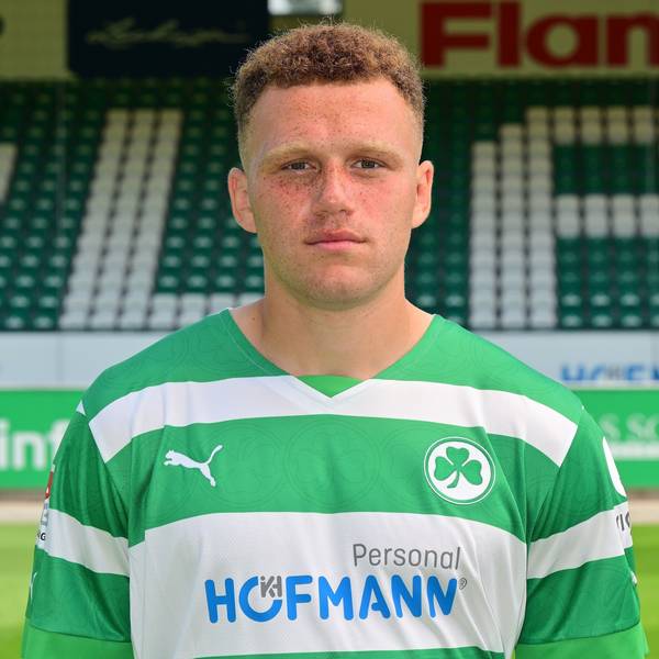 Das offizielle Porträt des Fußballers Oliver Fobassam Nawe. Er schaut direkt in die Kamera.
