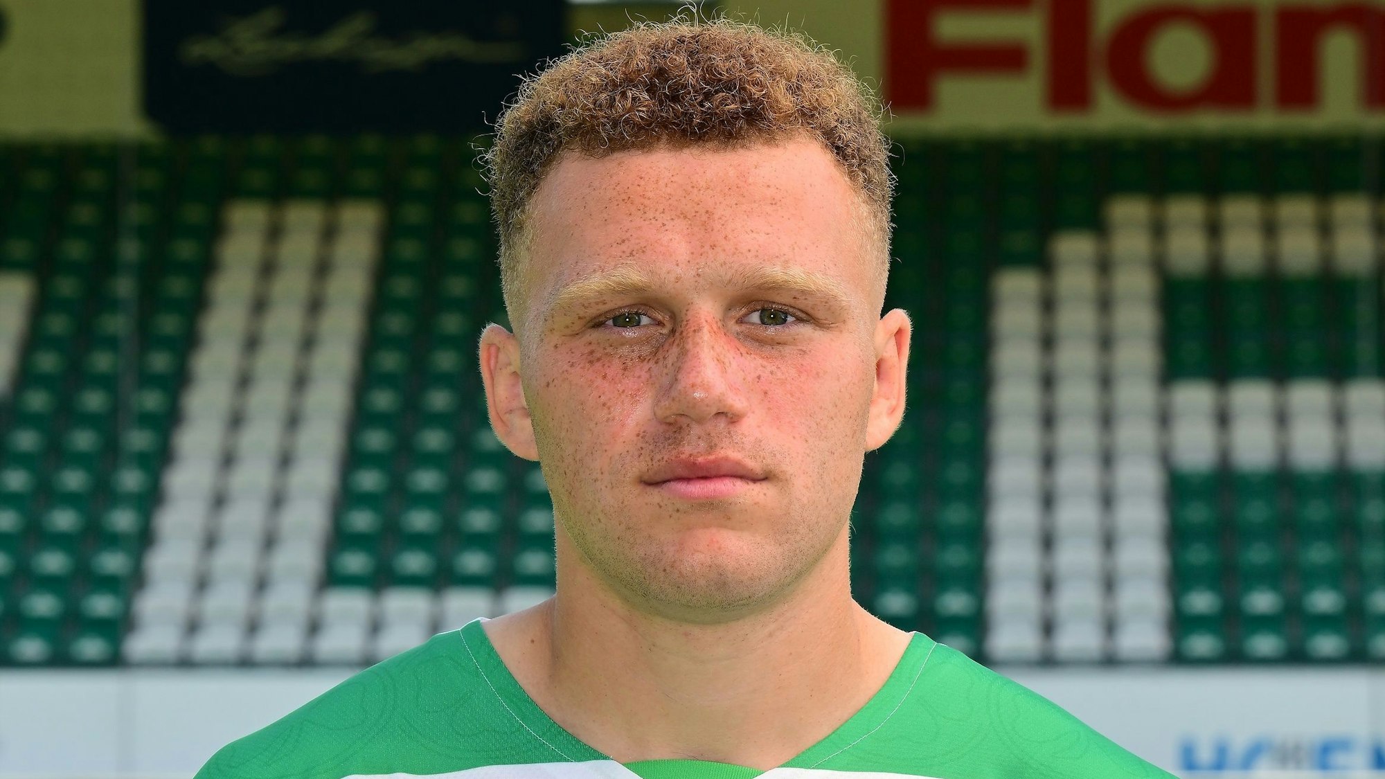 Das offizielle Porträt des Fußballers Oliver Fobassam Nawe. Er schaut direkt in die Kamera.