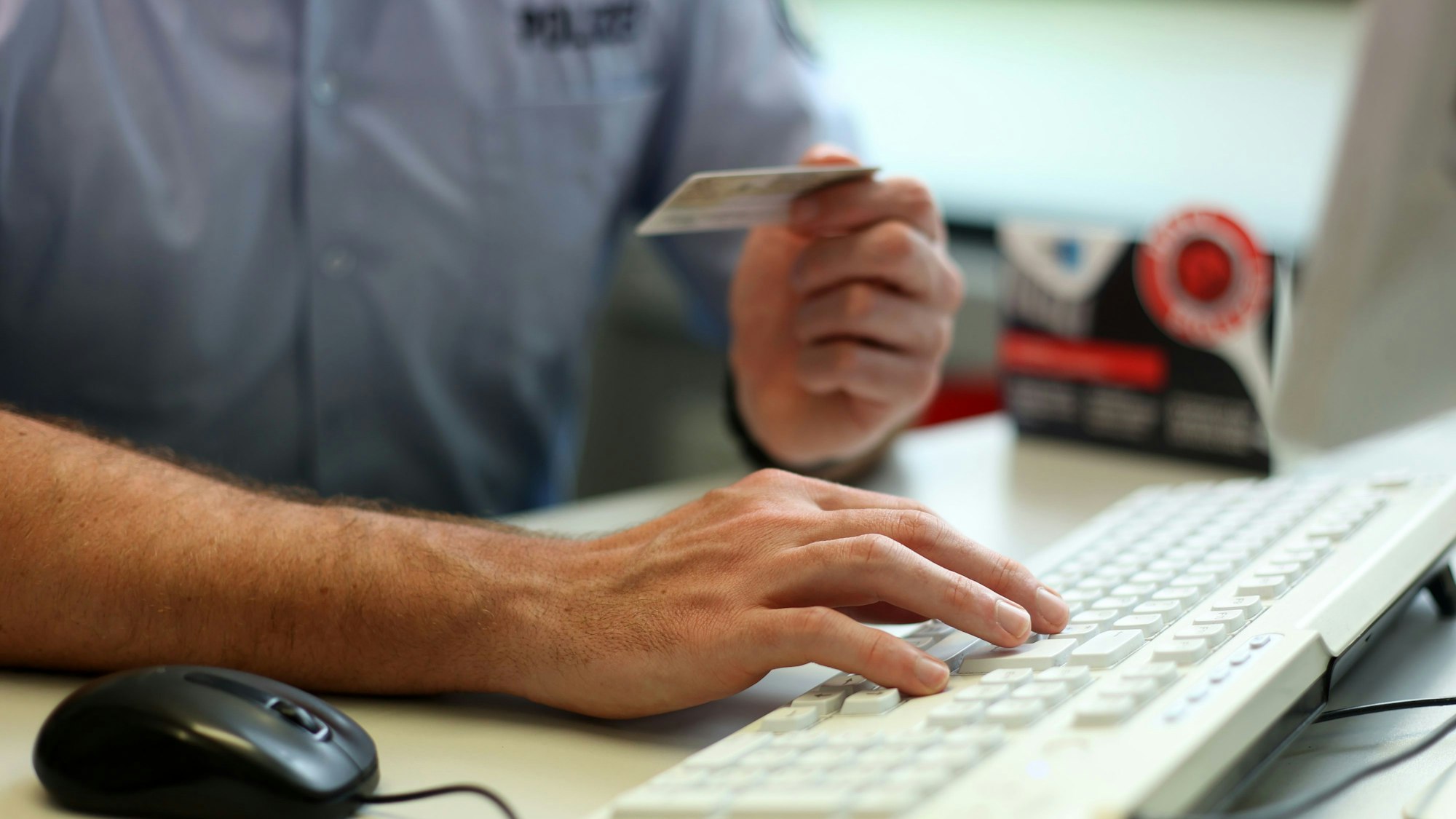 Ein Polizist am Computer (Symbolbild)