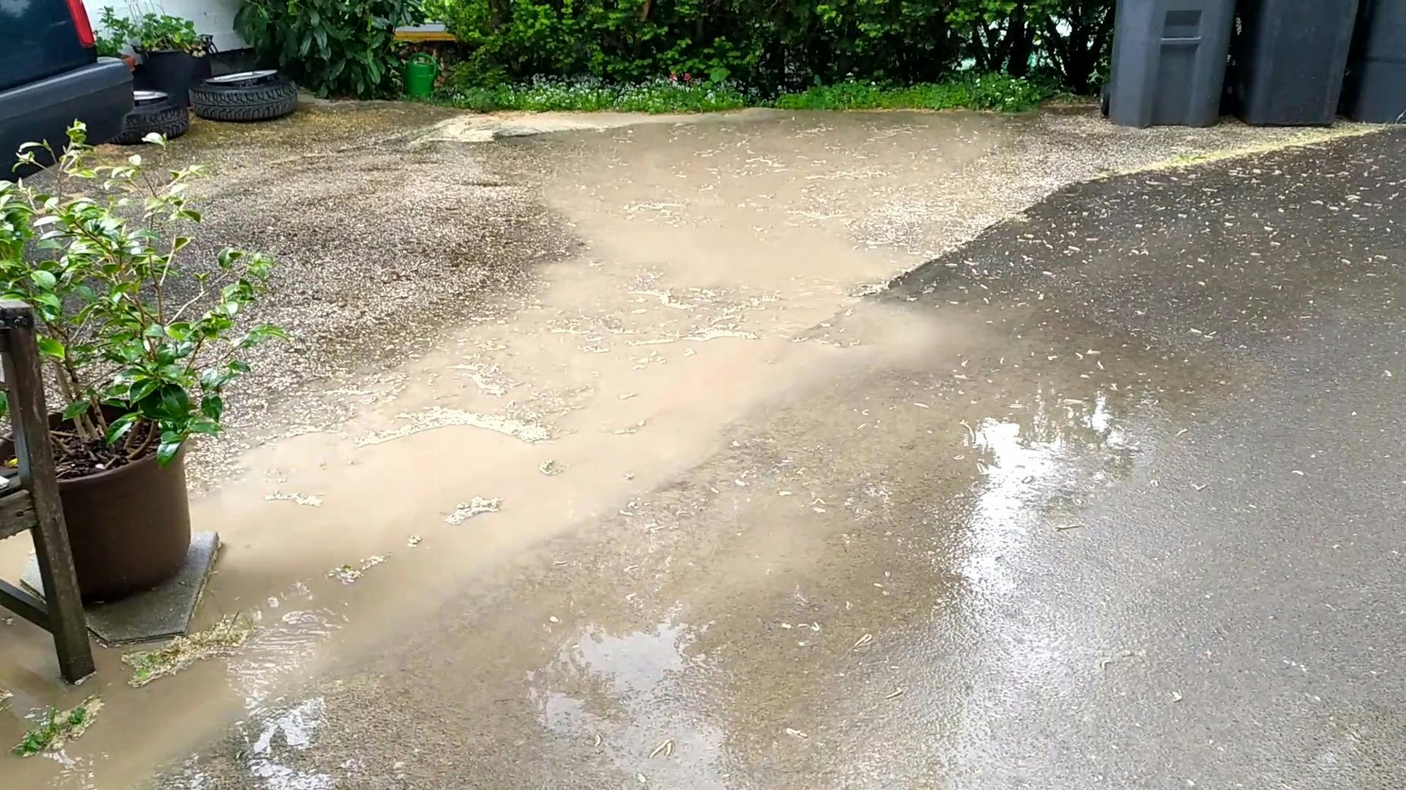 Wasser sammelt sich auf dem Grundstück von Jürgen A. Roder.