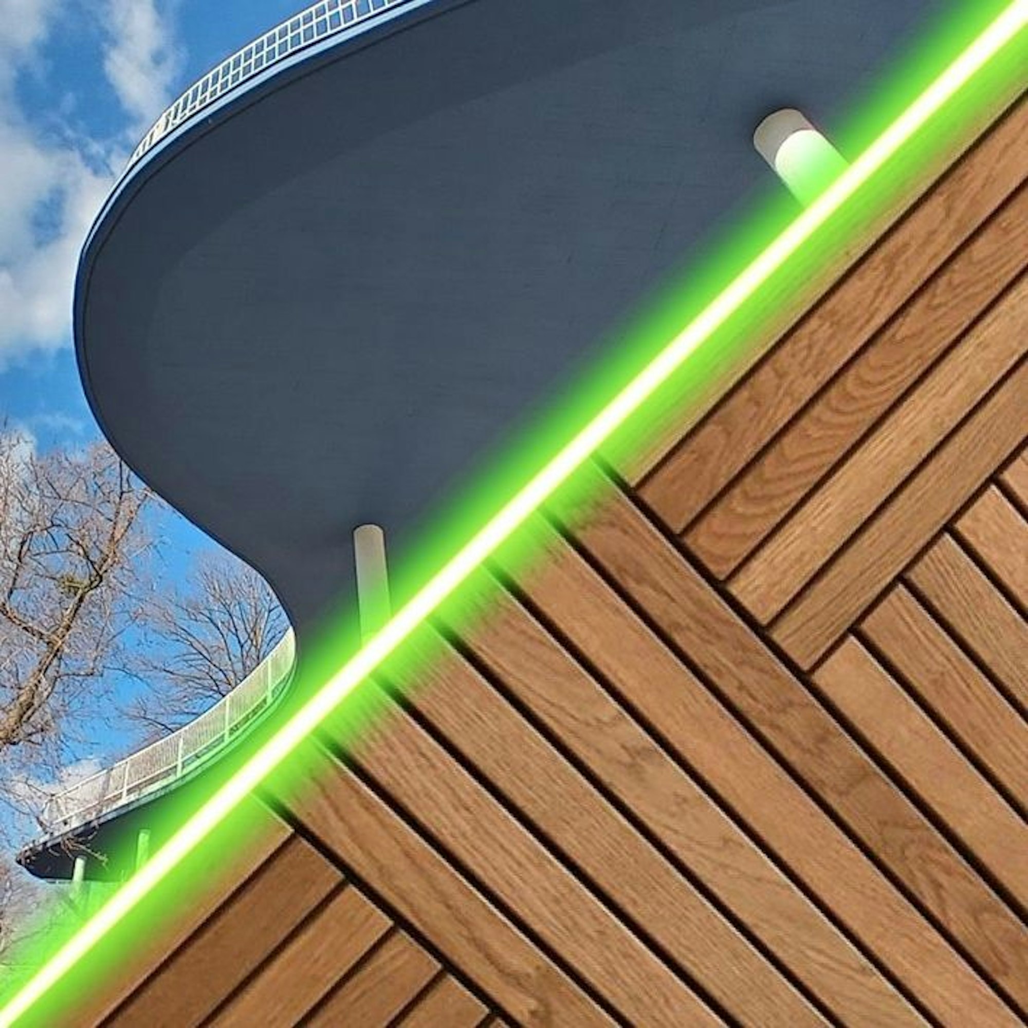 Die geschwungene Terrasse des Parkcafés