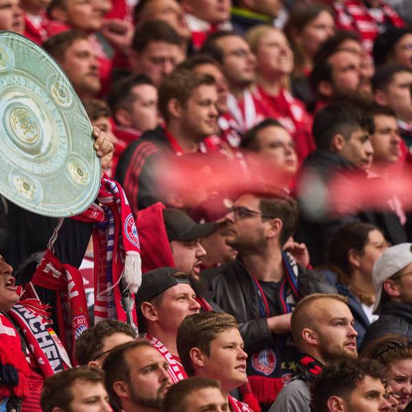 Eine Papp-Meisterschale unter den Bayern-Fans