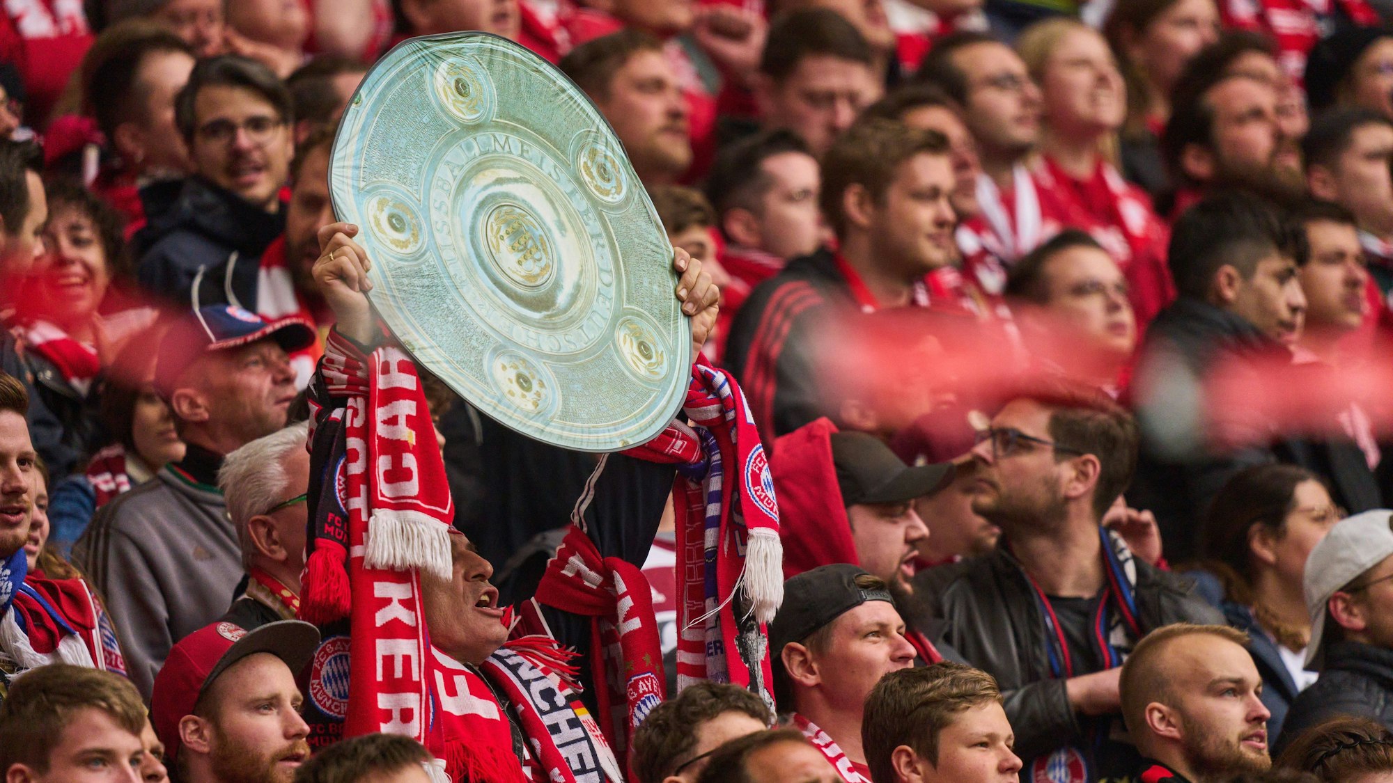 Eine Papp-Meisterschale unter den Bayern-Fans