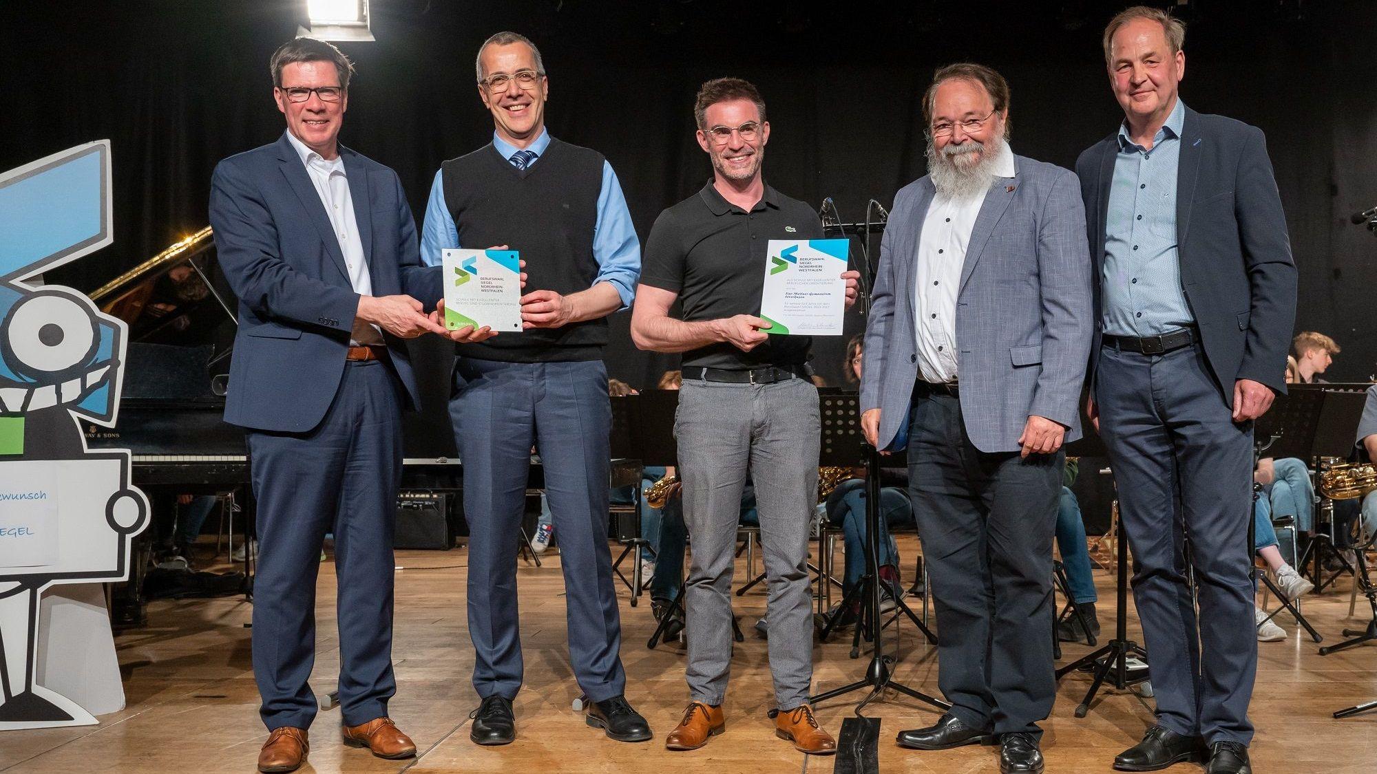 Verleihung des Berufswahl-SIEGEL an das Lise-Meitner-Gymnasium: (v.l.n.r.) Landrat Stephan Santelmann, Stefan Thielen, Schulleiter des Lise-Meitner-Gymnasiums, Gordon Vemmer, Koordinator für die berufliche Orientierung am Lise-Meitner-Gymnasium, Bürgermeister Bernhard Marewski und Dr. Ulrich Bornewasser, Leiter Politik- und Bürgerdialog Currenta GmbH.