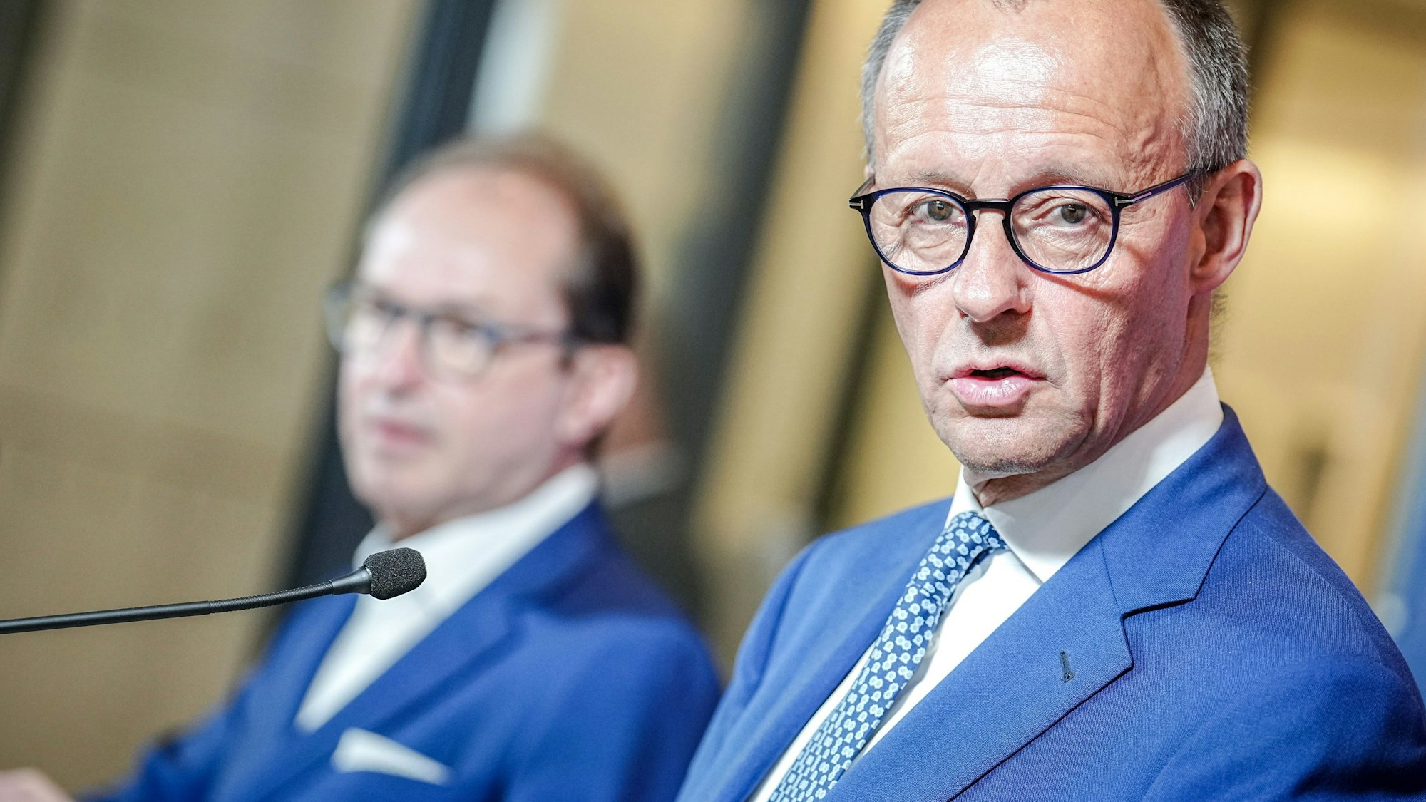 Friedrich Merz (r, CDU), CDU-Bundesvorsitzender und Unionsfraktionsvorsitzender, und Alexander Dobrindt, CSU-Landesgruppenchef