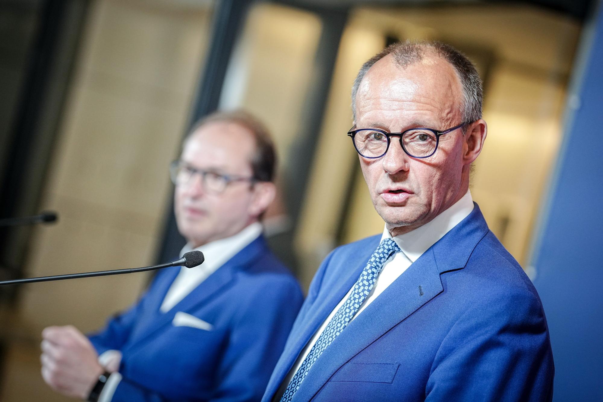 Friedrich Merz (r, CDU), CDU-Bundesvorsitzender und Unionsfraktionsvorsitzender, und Alexander Dobrindt, CSU-Landesgruppenchef bei einer Pressekonferenz.