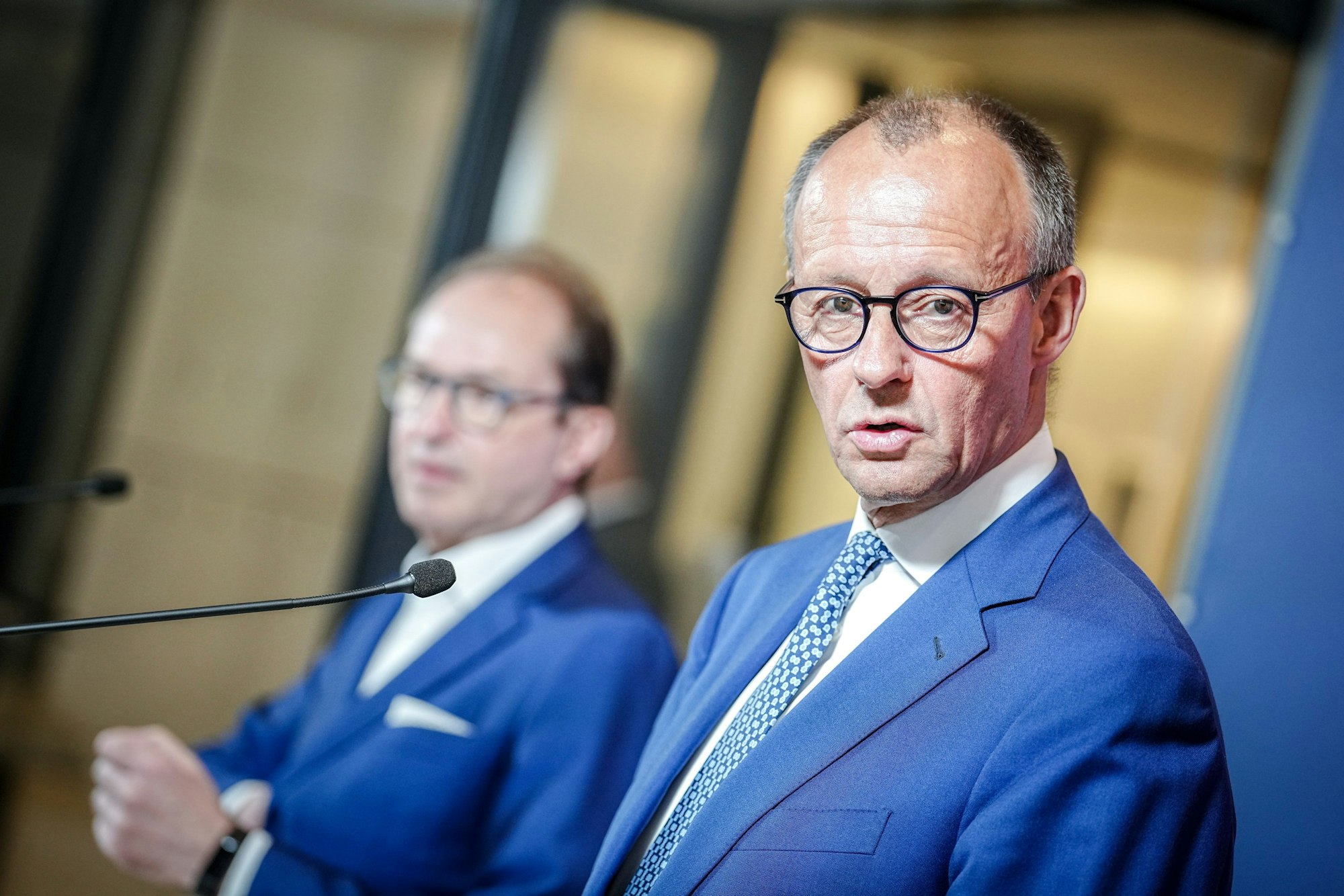 Friedrich Merz (r, CDU), CDU-Bundesvorsitzender und Unionsfraktionsvorsitzender, und Alexander Dobrindt, CSU-Landesgruppenchef bei einer Pressekonferenz.
