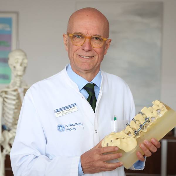 Der Universitäts-Professor Dr. Peer Eysel ist Spezialist für Rückenschmerzen.
