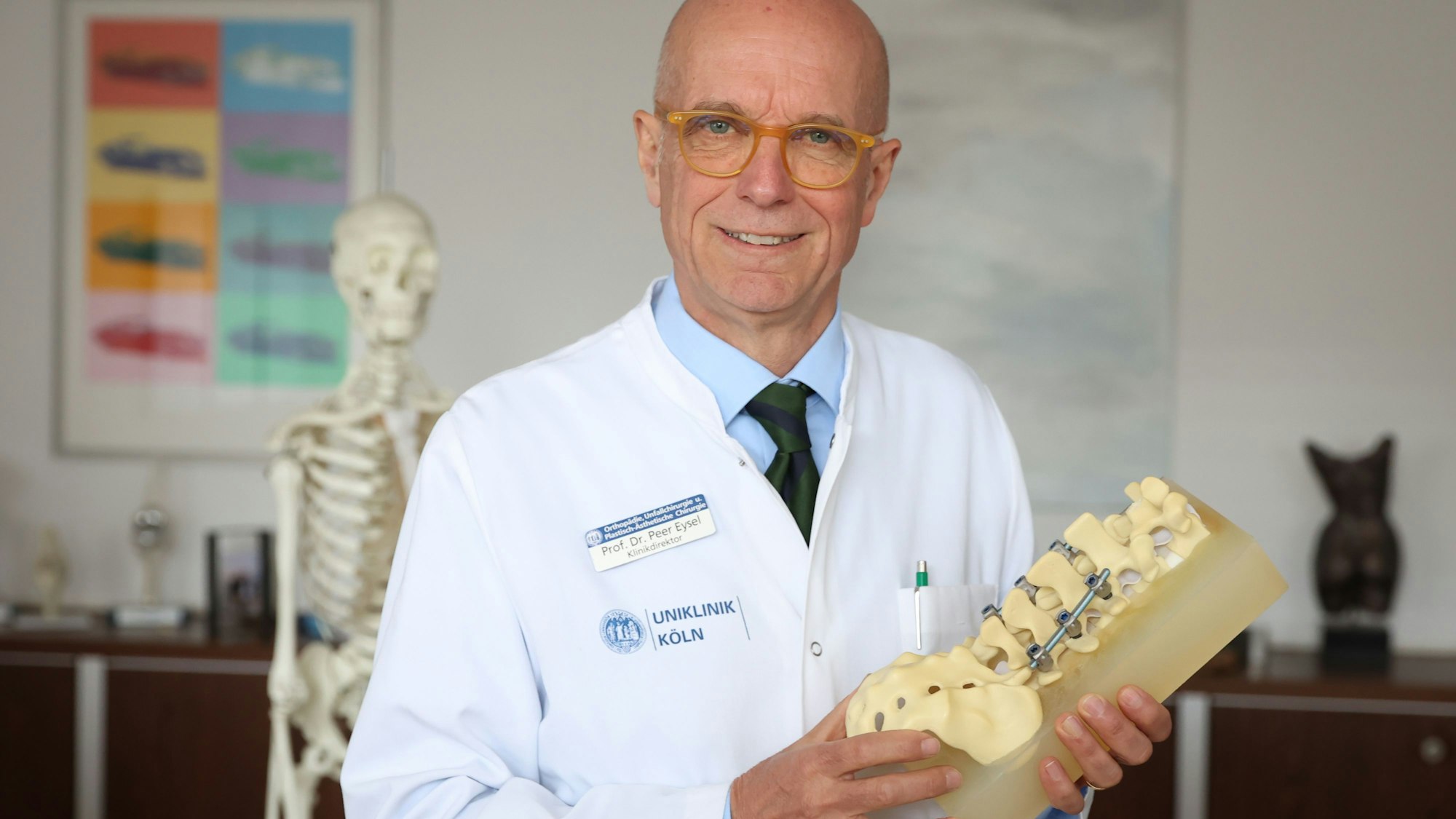 Der Universitäts-Professor Dr. Peer Eysel ist Spezialist für Rückenschmerzen.