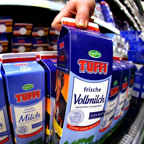 Eine Kundin nimmt in Köln eine Milchpackung (Campina/Tuffi) aus dem Kühlregal