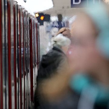Fahrgäste steigen an einem Bahnhof aus einer S-Bahn (Symbolfoto).