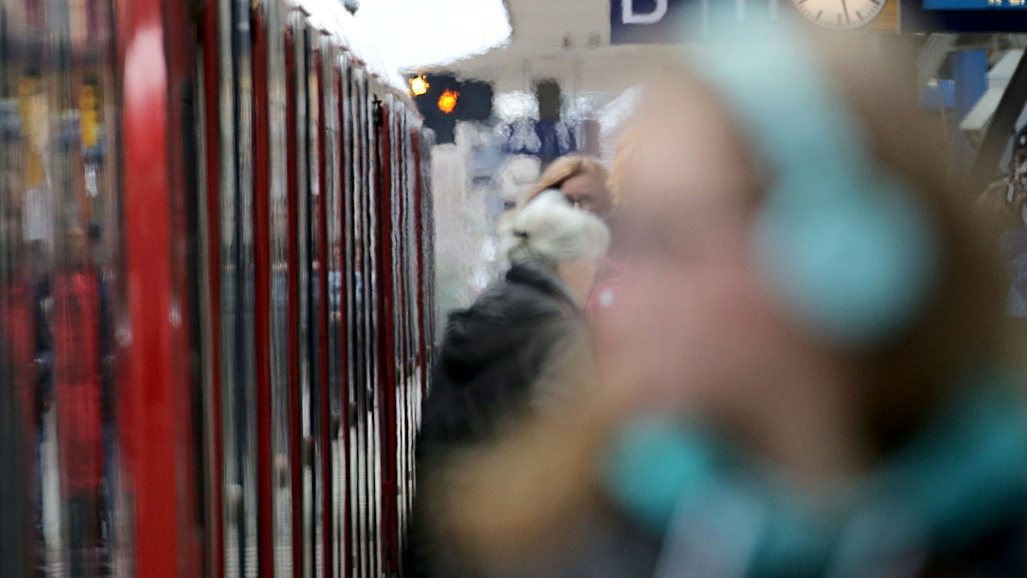 Fahrgäste steigen an einem Bahnhof aus einer S-Bahn (Symbolfoto).