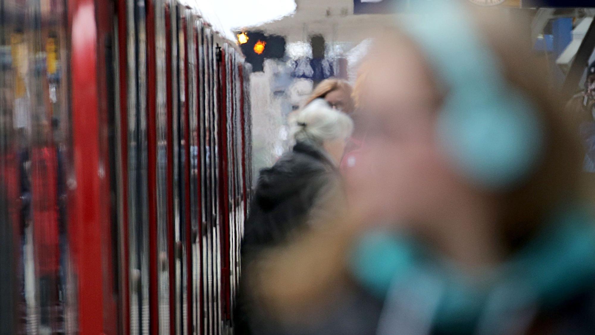 Fahrgäste steigen im Kölner Hauptbahnhof aus einer S-Bahn. Der Wettbewerb im der Bahnunternehmen im Regionalverkehr könnte besser sein.