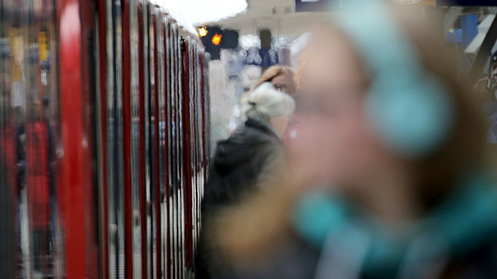 Fahrgäste steigen im Kölner Hauptbahnhof aus einer S-Bahn. Der Wettbewerb im der Bahnunternehmen im Regionalverkehr könnte besser sein.