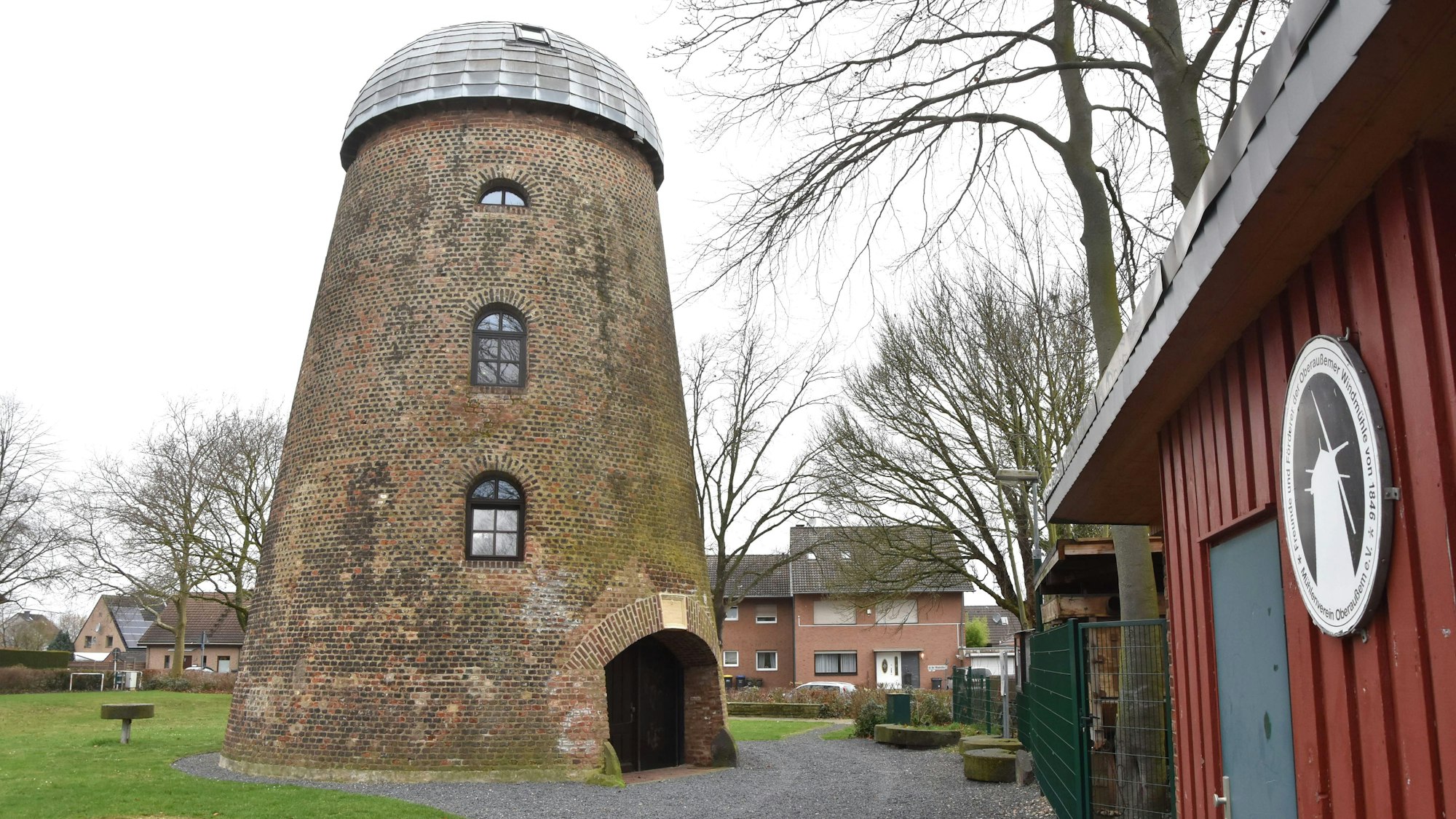 Die Mühle Oberaußem wurde seit 2005 denkmalgerecht restauriert und wird jetzt als Veranstaltungsort genutzt.