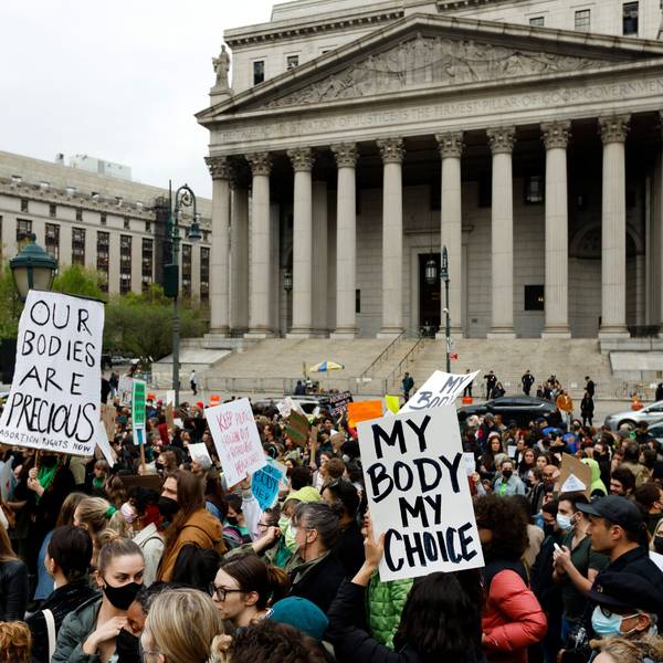 Menschen demonstrieren auf dem Foley Square für das Recht auf Abtreibung.