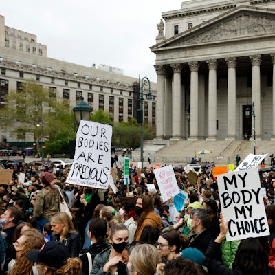 Menschen demonstrieren auf dem Foley Square für das Recht auf Abtreibung.