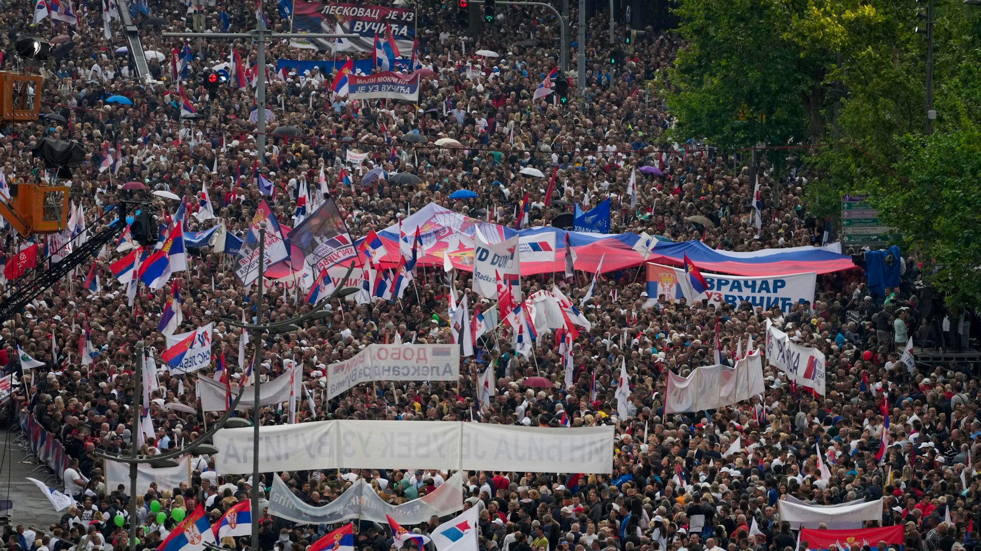 Eine Gesamtansicht einer Großkundgebung zur Unterstützung von Präsident Vucic vor dem serbischen Parlamentsgebäude. Unter dem Motto "Serbien hofft" sollen mehr als 100.000 Anhänger in Belgrad aufmarschieren.